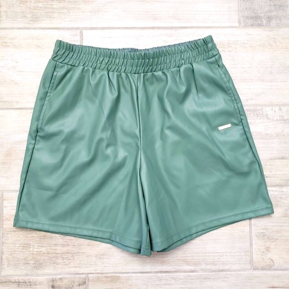 NWT Fabletics Vegan Leather Shorts Women's Smoke Green Athleisure Sporty M - Picture 1 of 7